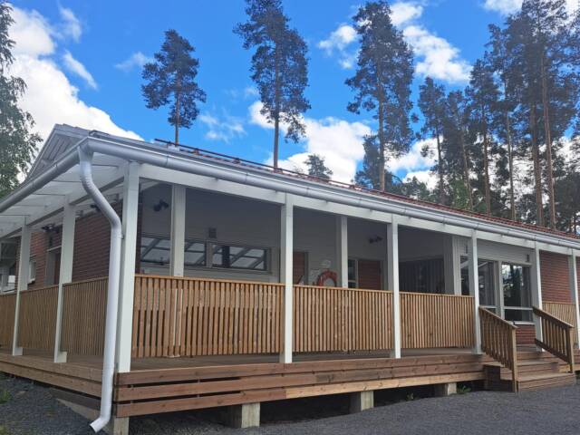 Hakoniemen saunarakennus järven puolelta