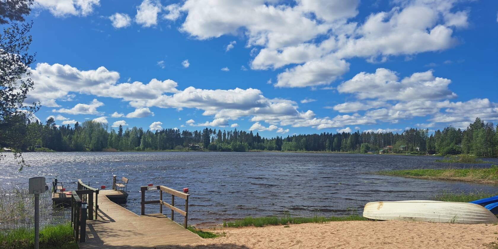 Hakoniemen leirikeskuksen rannasta kuva